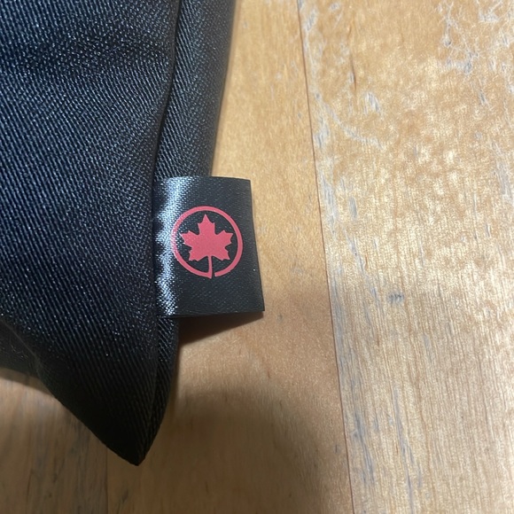 BNWT Air Canada amenity kit - Picture 3 of 3